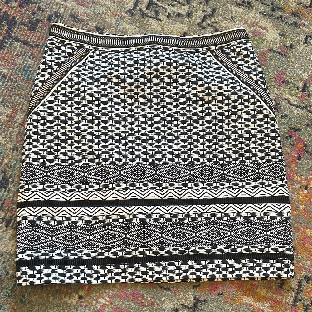 White House Black Market Geometric Black and White Pencil Skirt size 6 EUC